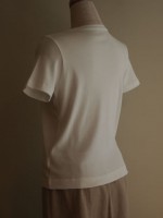 綿 クルーネック半袖Tシャツ（オフ白）背面斜画像
