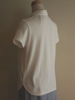 綿 シャツ襟付き半袖（オフ白）背面斜画像