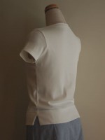 綿 Uネック半袖Tシャツ（オフ白）背面斜画像