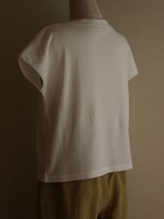 ボートネックフレンチ袖Tシャツ（オフ白）背面斜画像